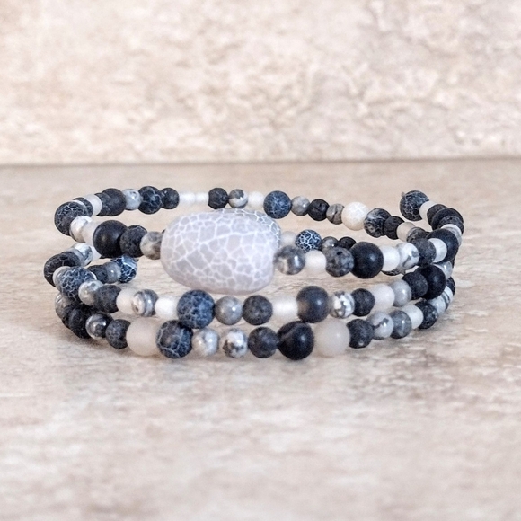 Handmade Black and White Agate Beaded Wrap Bracelet - Picture 2 of 3